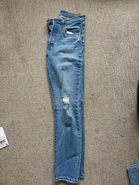 High-Rise Straight Leg Women's Jeans in Light Blue with Distressed Knee
